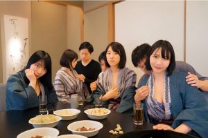 【温泉人妻】人妻派遣社員の慰安旅行で変態上司から性指導！「ゴムはつけてっ‼」♪